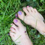 Füße mit lilafarbene Gelfolien. Tragefoto von den Gelfolien LILAC BREEZE feet UV Gelnailz