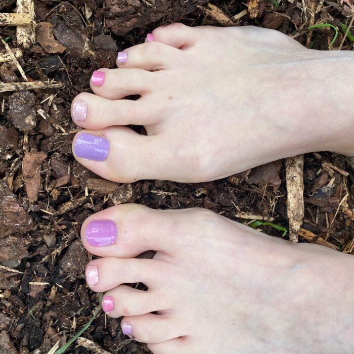 Füße mit den LILAC BREEZE feet UV Gelnailz. Sommerliche lila Gelfolien.