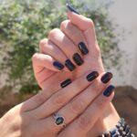 Schwarze Gelfolien RAVEN black UV Gelnailz auf schönen Nägeln