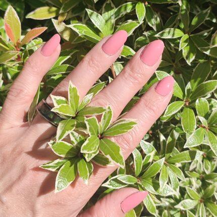 Elegante lange Nägel mit einer zarten FLAMINGO pink Nagelfolie