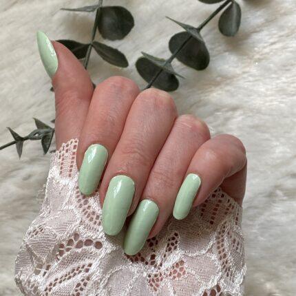 Elegante lange Nägel mit einer zarten MINT green Nagelfolie