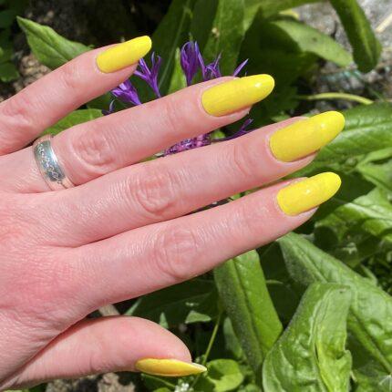 Schöne lange Nägel mit einer kräftigen LEMON yellow Nagelfolie