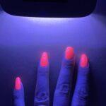 Lange Nägel mit PINK neon Nailz neben UV Licht, bereit für die Party