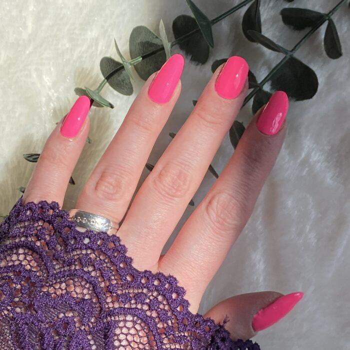 Elegante lange Nägel mit leuchtenden PINK neon Nagelfolien