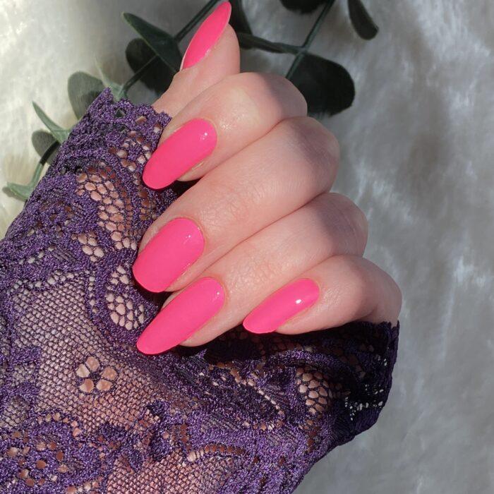 Nahaufnahme von langen Nägeln mit PINK neon Nailz