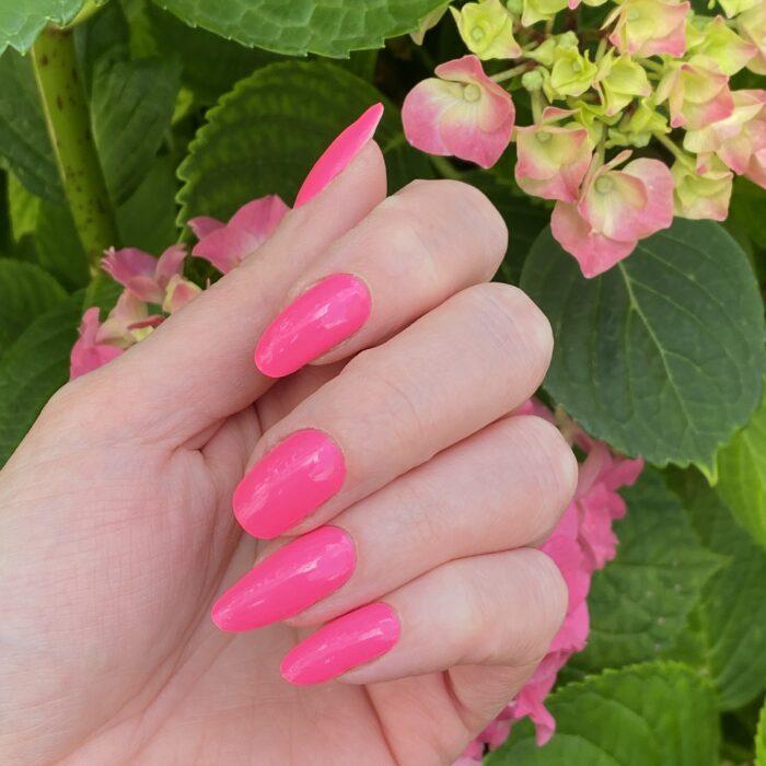 Lange Nägel mit PINK neon Nailz im Sonnenlicht