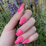 Stylische lange Nägel mit auffälligen PINK neon Nagelfolien