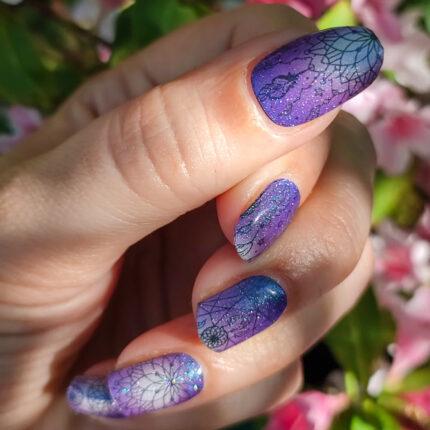 MYSTIC MANDALA UV Gelnailz. Sehr schöne, gepflegte Nägel mit einem Blumenbeet als Hintergrund