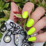 GREEN neon Nailz auf langen schönen Nägeln bei Tageslicht