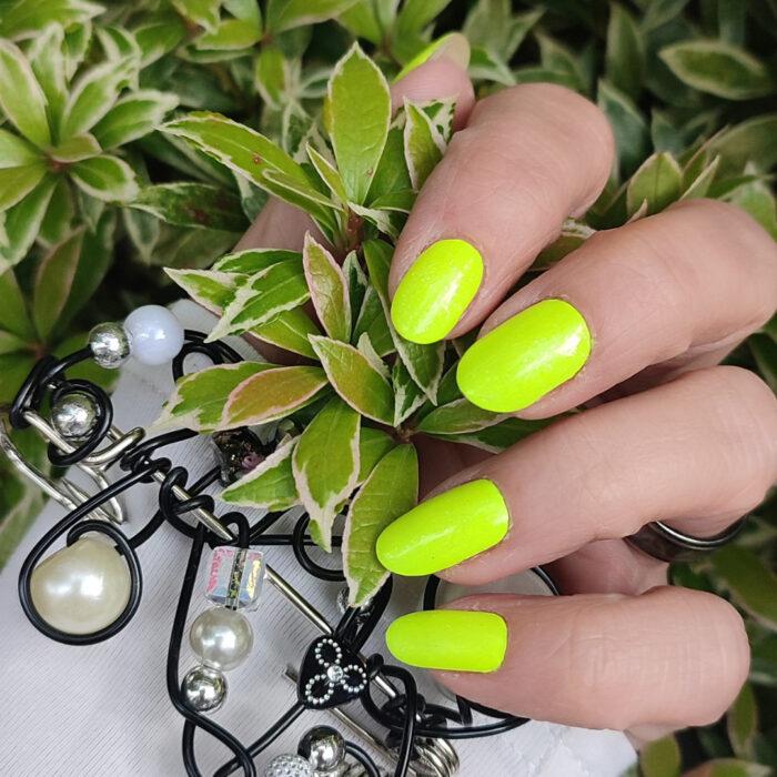 Lange Nägel mit der Nagelfolie GREEN neon Nailz