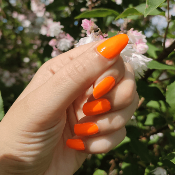 Leuchtende ORANGE neon Nailz auf schönen Naturnägeln