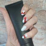 Hand mit Nägeln, die COMIC CHIC Nailz tragen und AloeTouch Sensitiv Hand- & Nagelcreme in der Hand halten