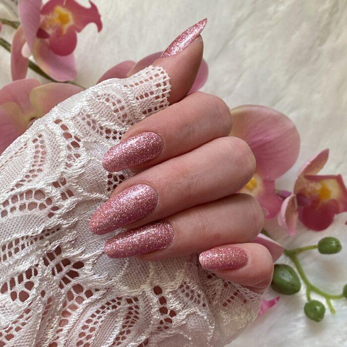 LIGHT PINK glitter Nailz aufgeklebt auf langen Nägeln.