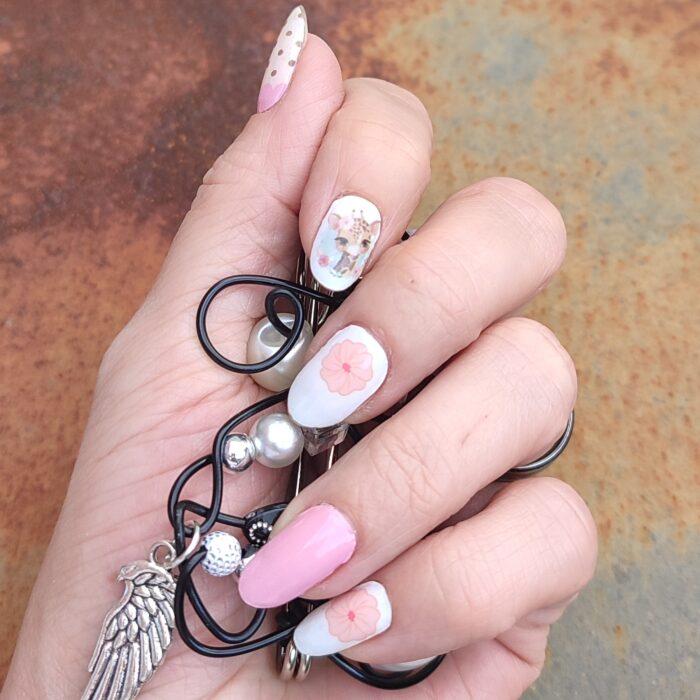 Aufgeklebte SWEET SAFARI Nailz auf Fingern, dekorativ mit Schmuck